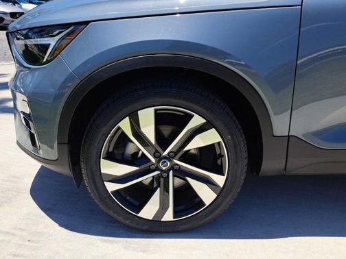 2023 Volvo XC40 B5 Plus Dark Theme