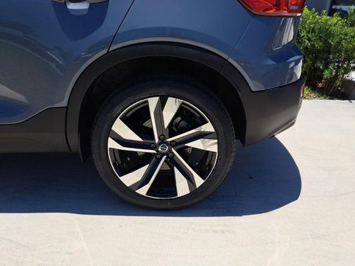 2023 Volvo XC40 B5 Plus Dark Theme