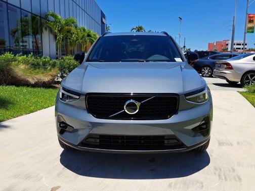 2023 Volvo XC40 B5 Plus Dark Theme