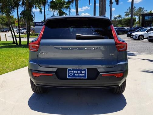 2023 Volvo XC40 B5 Plus Dark Theme