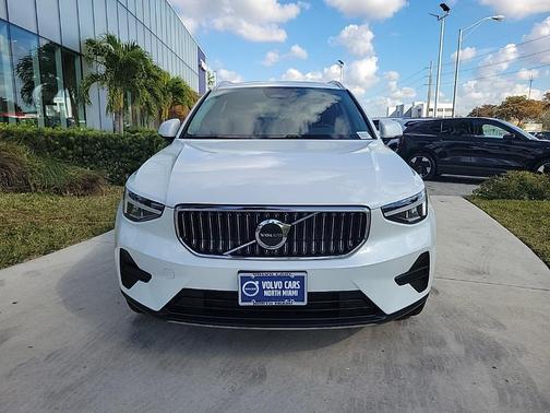 2025 Volvo XC40 B5 Core Bright Theme