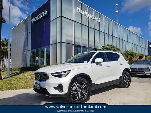 2025 Volvo XC40 B5 Core Bright Theme