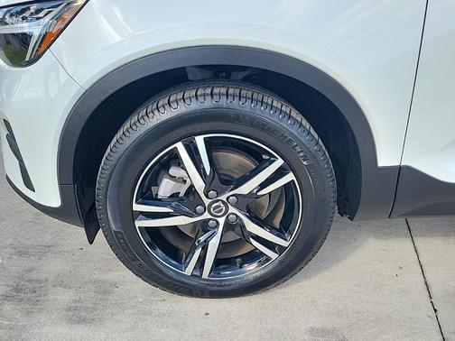 2025 Volvo XC40 B5 Core Bright Theme