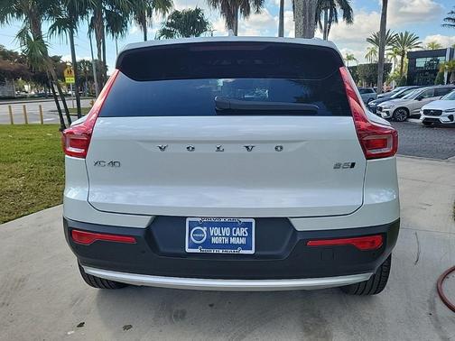 2025 Volvo XC40 B5 Core Bright Theme