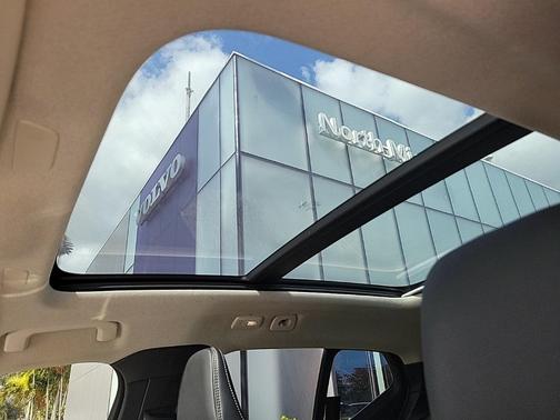 2023 Volvo XC40 B5 Plus Bright Theme