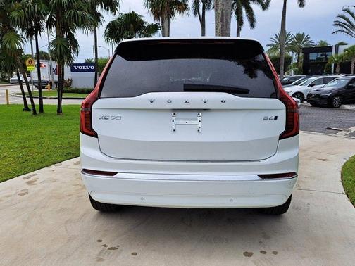 Crystal White Pearl 2026 Volvo XC90 B6 Ultra 7-Seater