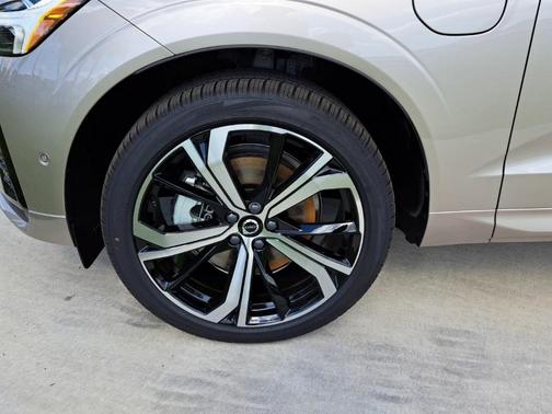 2025 Volvo XC60 Plug-In Hybrid T8 Ultra