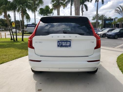 2022 Volvo XC90 T5 Momentum 7 Passenger