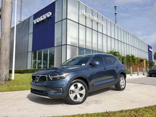 2022 Volvo XC40 T4 Momentum