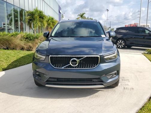 2022 Volvo XC40 T4 Momentum