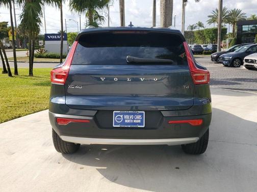 2022 Volvo XC40 T4 Momentum