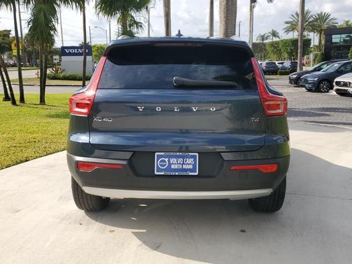 2022 Volvo XC40 T4 Momentum