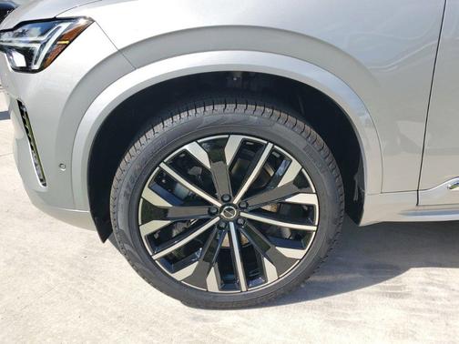 2025 Volvo XC90 B5 Plus 7-Seater