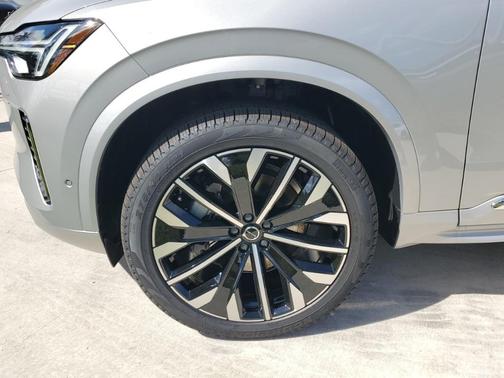 2025 Volvo XC90 B5 Plus 7-Seater