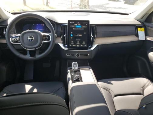 2025 Volvo XC90 B5 Plus 7-Seater