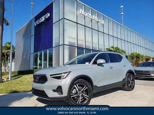 2025 Volvo XC40 B5 Core Bright Theme