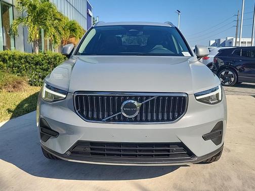 2025 Volvo XC40 B5 Core Bright Theme