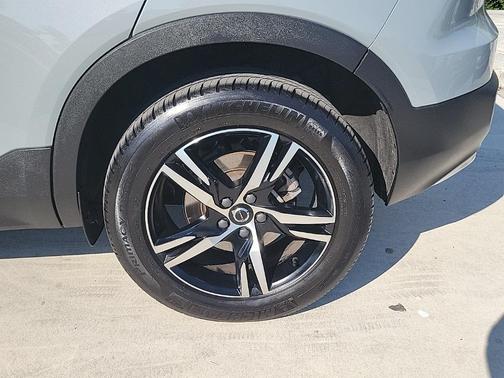 2025 Volvo XC40 B5 Core Bright Theme