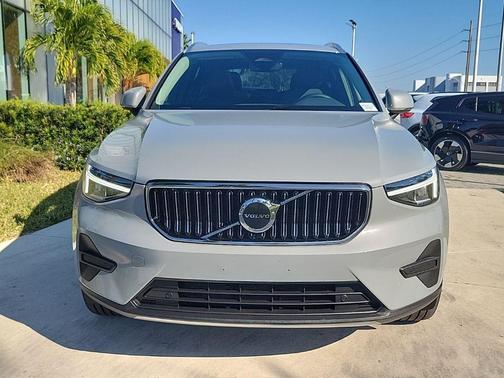 2025 Volvo XC40 B5 Core Bright Theme