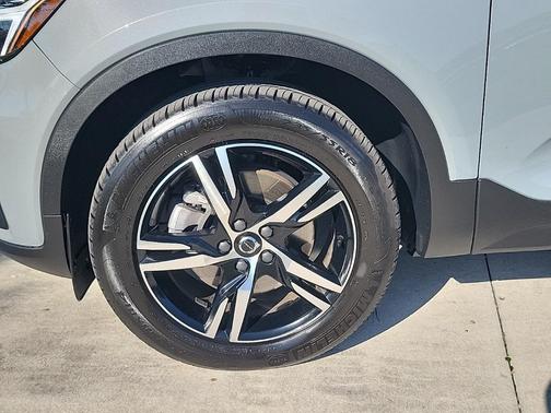 2025 Volvo XC40 B5 Core Bright Theme