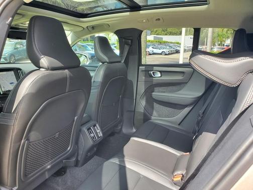 2025 Volvo XC40 B5 Ultra Bright Theme