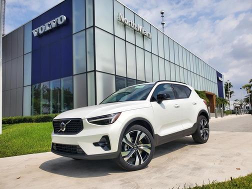 2025 Volvo XC40 B5 Ultra Bright Theme