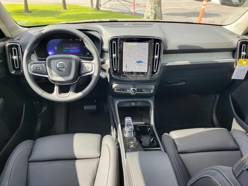 2025 Volvo XC40 B5 Ultra Bright Theme