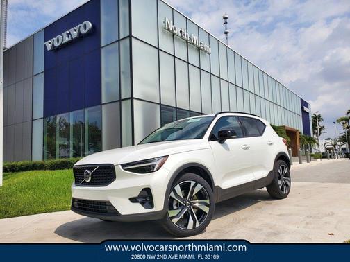 2025 Volvo XC40 B5 Ultra Bright Theme