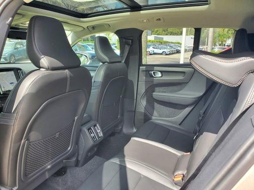 2025 Volvo XC40 B5 Ultra Bright Theme