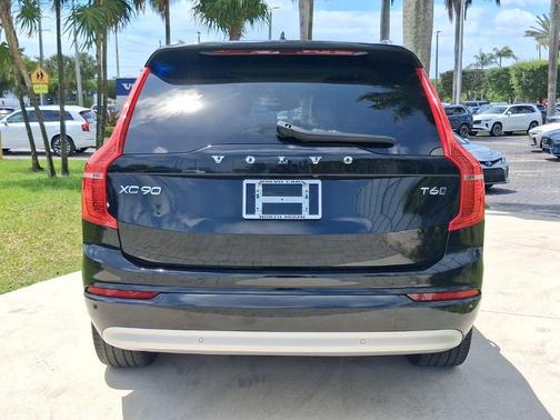 Onyx Black Metallic 2022 Volvo XC90 T6 Momentum 7 Passenger