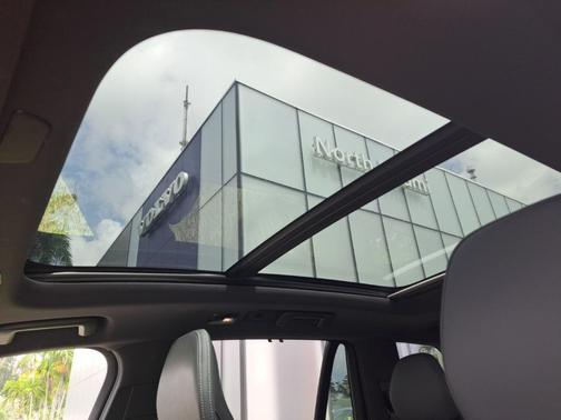 2024 Volvo XC90 Recharge Plug-In Hybrid T8 Ultimate Bright Theme 7-Seater
