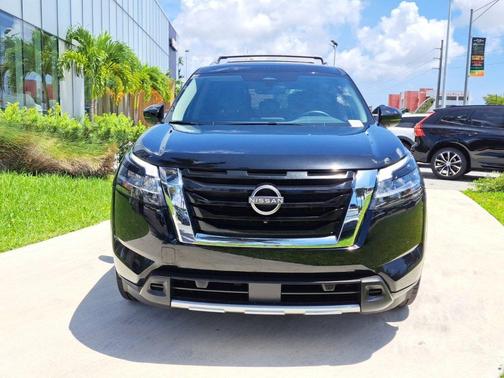 2023 Nissan Pathfinder SL