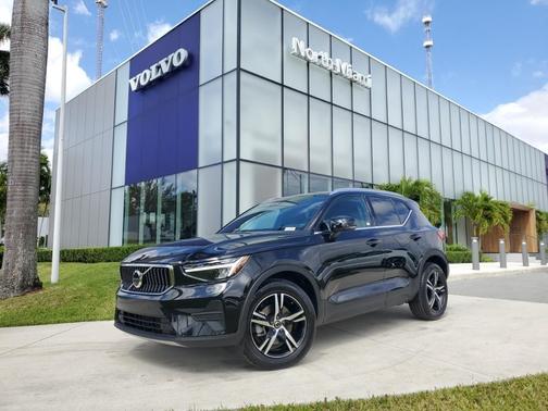 2025 Volvo XC40 B5 Core Bright Theme