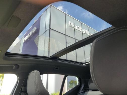2025 Volvo XC40 B5 Core Bright Theme
