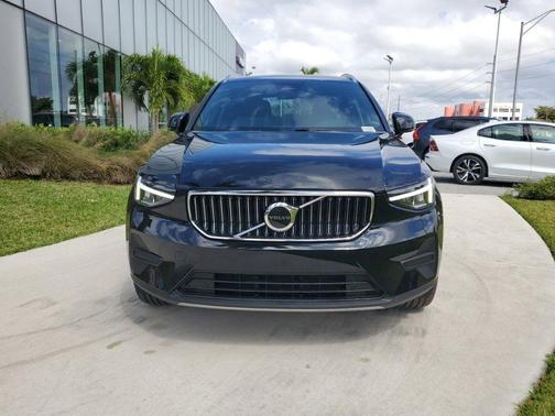 2025 Volvo XC40 B5 Core Bright Theme