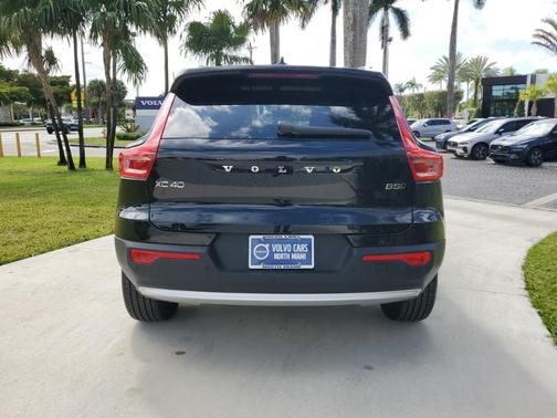 2025 Volvo XC40 B5 Core Bright Theme
