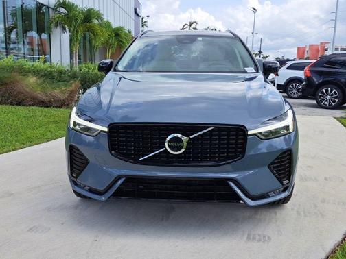 2023 Volvo XC60 B5 Plus Dark Theme