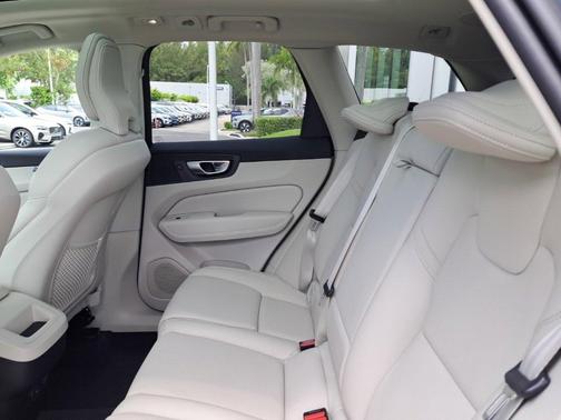 2023 Volvo XC60 B5 Plus Dark Theme