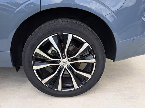 2023 Volvo XC60 B5 Plus Dark Theme