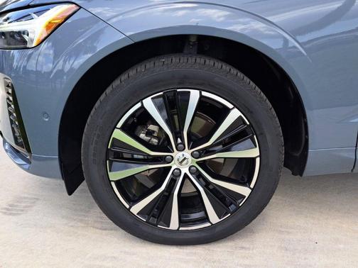 2023 Volvo XC60 B5 Plus Dark Theme