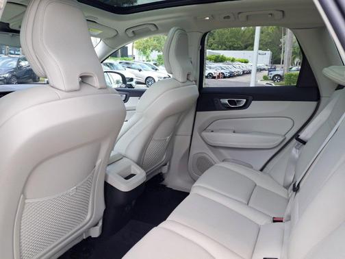 2023 Volvo XC60 B5 Plus Dark Theme