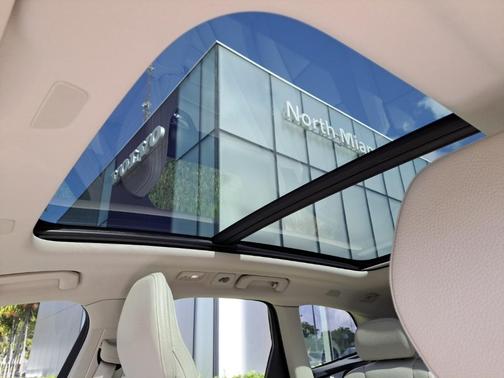 2024 Volvo XC60 Recharge Plug-In Hybrid T8 Plus Dark Theme