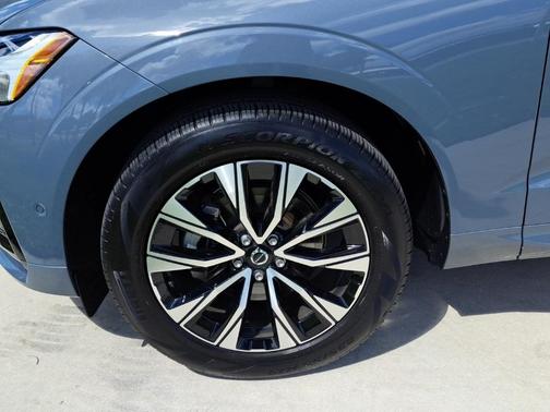 2024 Volvo XC60 B5 Plus Dark Theme
