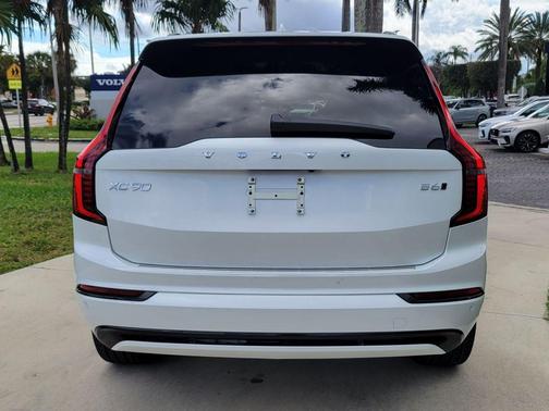 Crystal White Pearl 2026 Volvo XC90 B6 Ultra Dark Theme 7-Seater