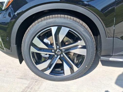 Onyx Black 2026 Volvo XC40 B5 Ultra