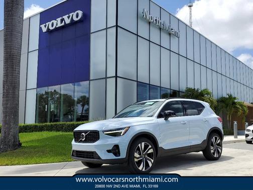 2025 Volvo XC40 B5 Ultra Dark Theme