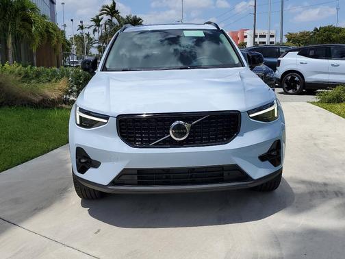 2025 Volvo XC40 B5 Ultra Dark Theme
