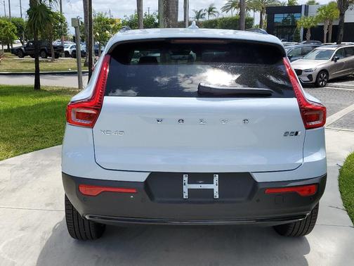 2025 Volvo XC40 B5 Ultra Dark Theme