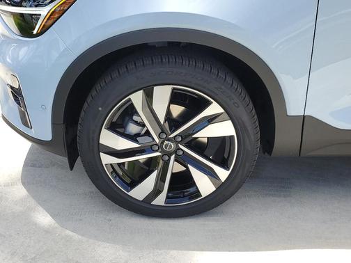 2025 Volvo XC40 B5 Ultra Dark Theme