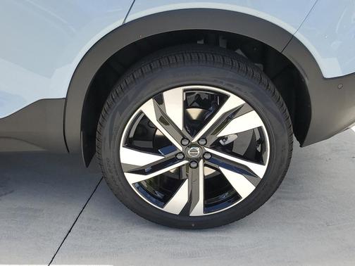 2025 Volvo XC40 B5 Ultra Dark Theme